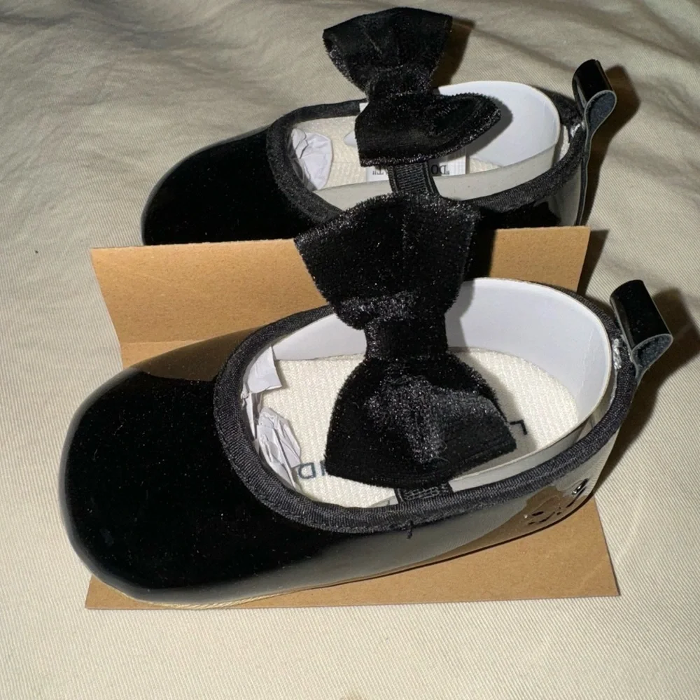 Lucky Brand infant girl 👶🏻 paten leather crib shoes NWT in box great gift 🎁